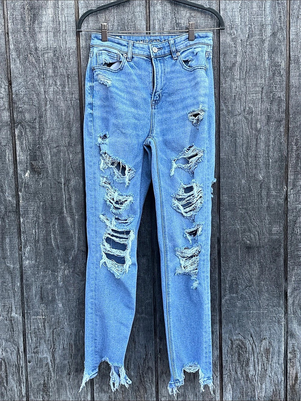 American Eagle Womans Distressed Straight Leg Stretch Light Wash Mom Jean 4 Long